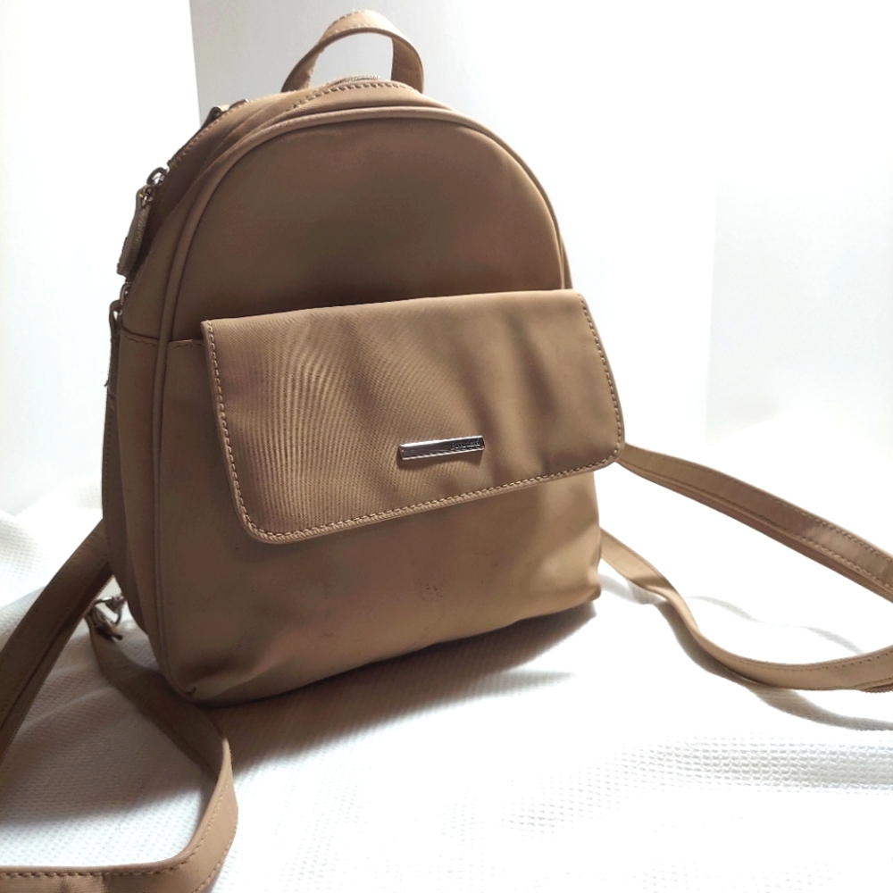 Carryland Backpack - Picture 1 of 4